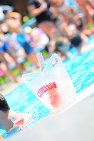 Cyan Sunday Club Lets Carnival